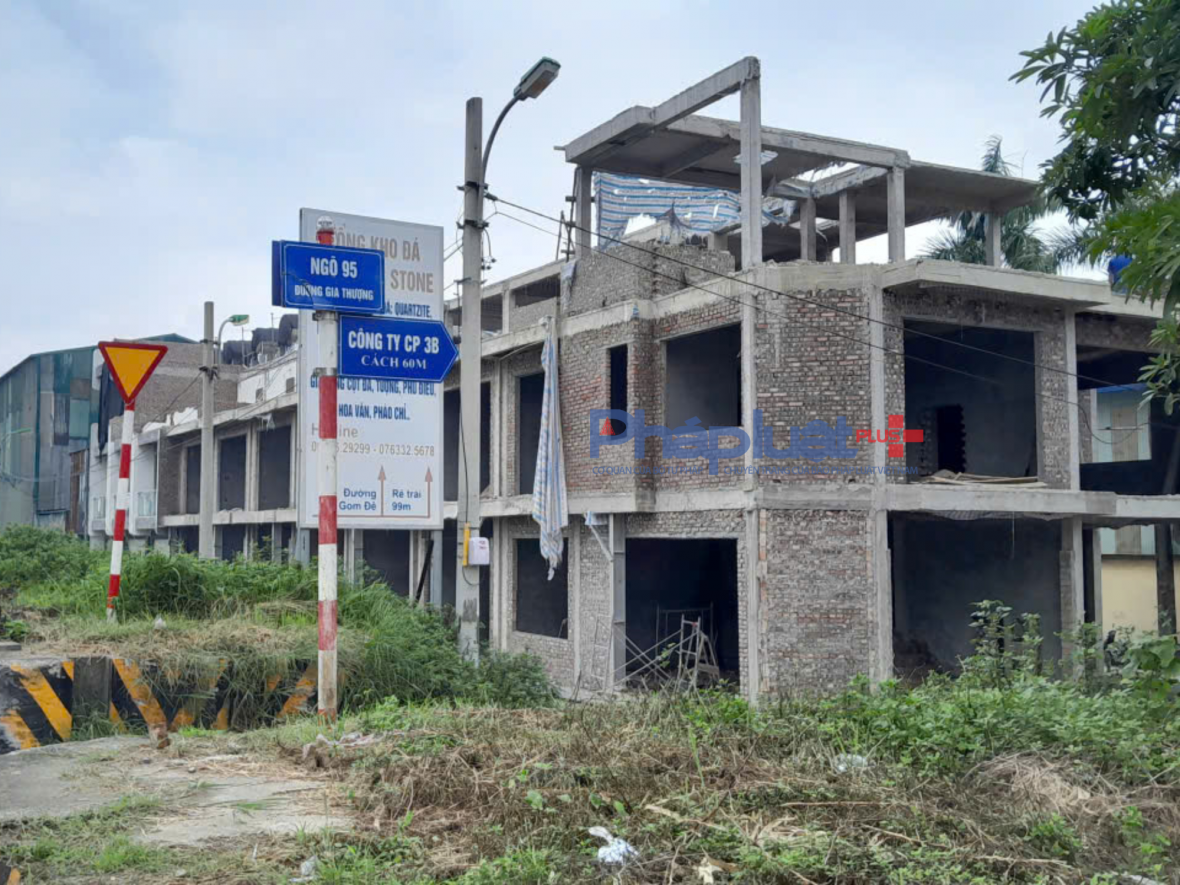 Lộ diện công trình vi phạm sau lớp tôn được dỡ bỏ tại phường Việt Hưng