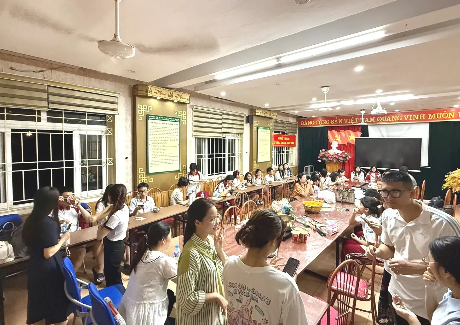 Hà Nội: những hình ảnh ấm lòng tại trường học ngày mưa bão