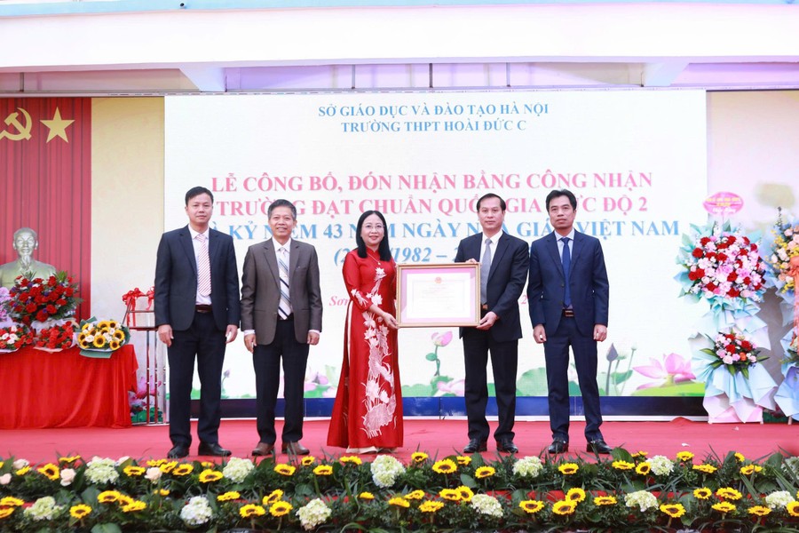 THPT Hoài Đức C đón nhận Bằng chuẩn quốc gia mức độ 2: Dấu ấn vàng son và khúc ca tri ân Ngày Nhà giáo