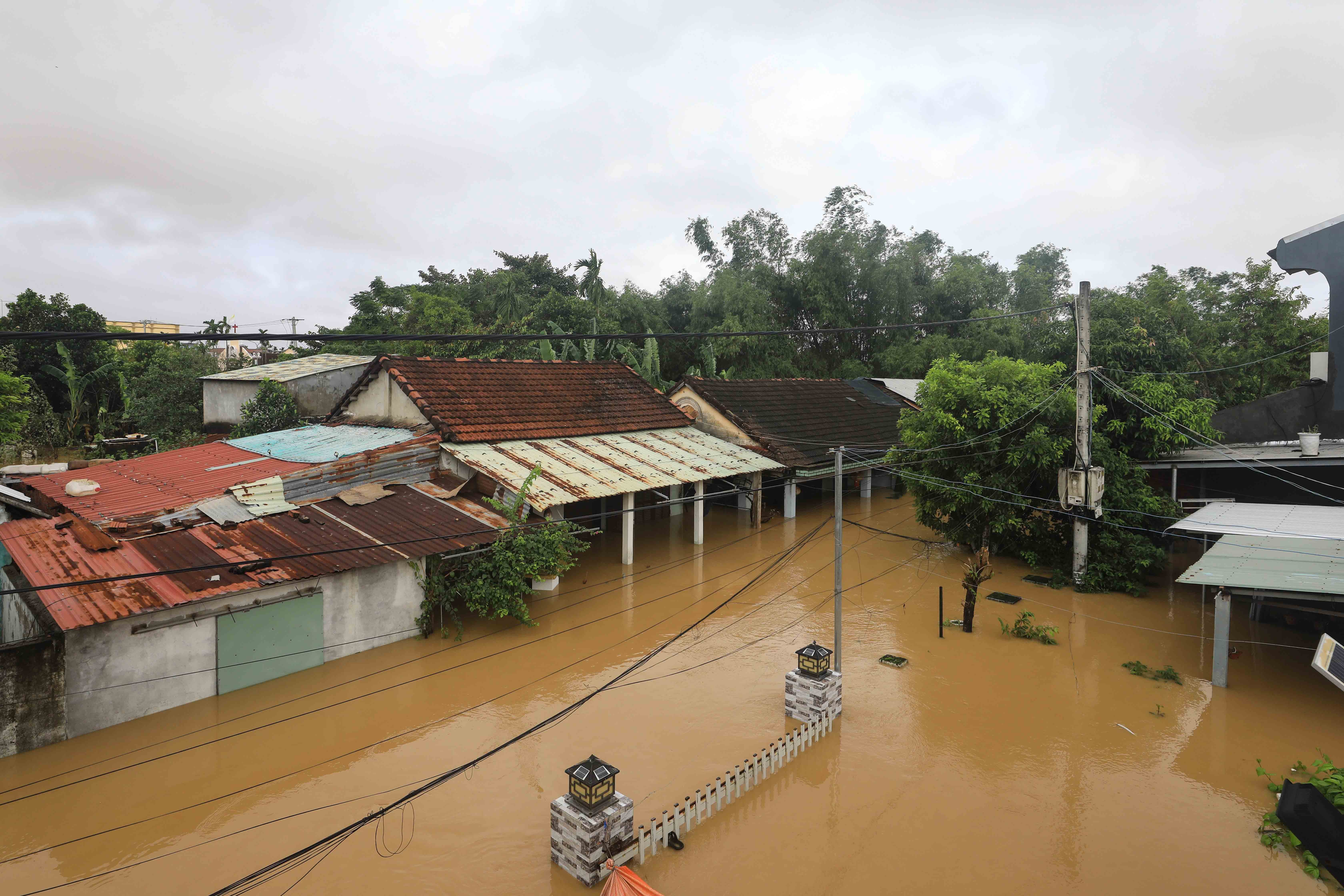 Giữa dòng lũ, còn lại tình người