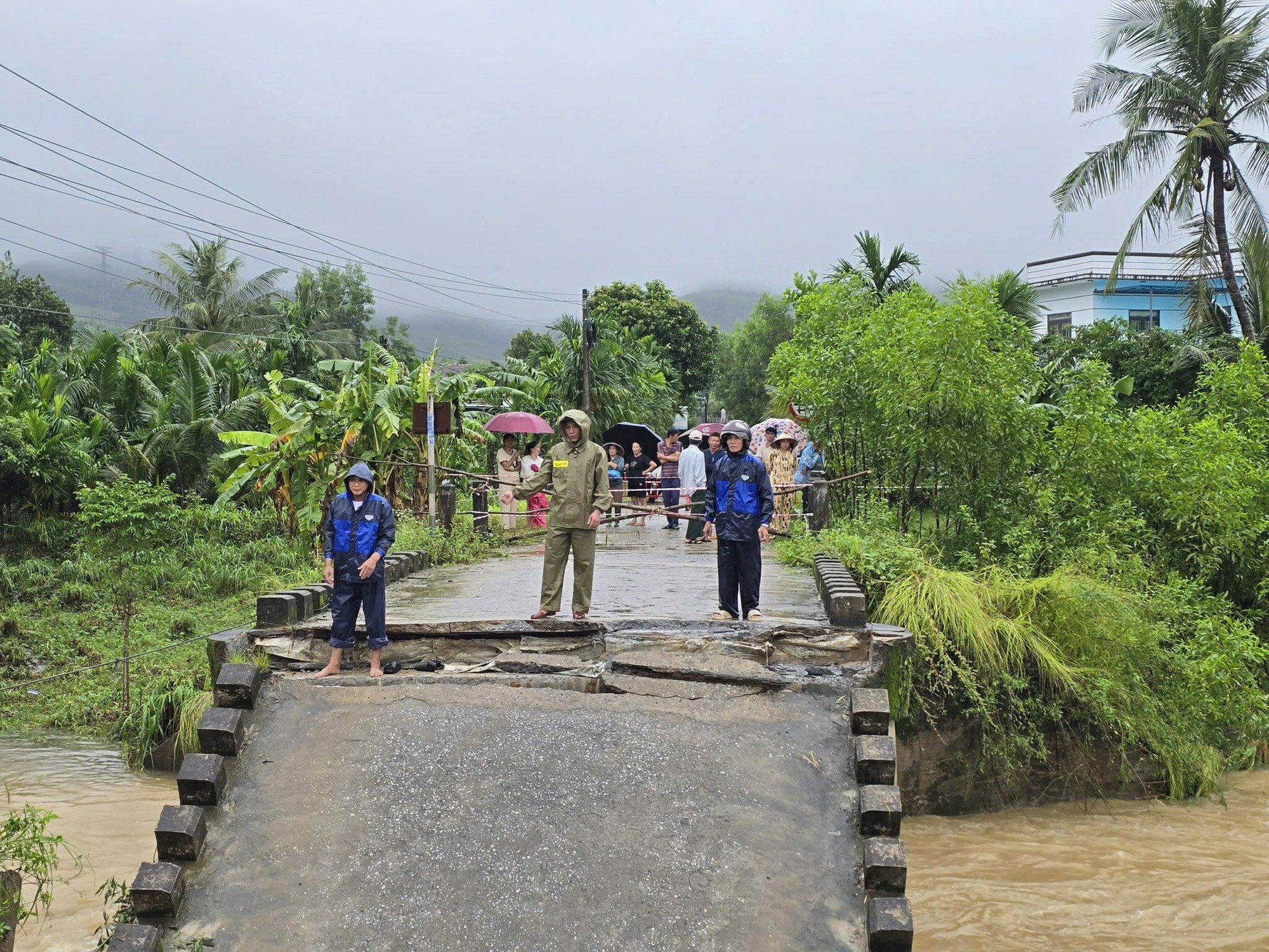 Bão Kalmaegi đổ bộ Biển Đông, cảnh báo giông lốc, mưa lớn tại một số tỉnh miền Trung