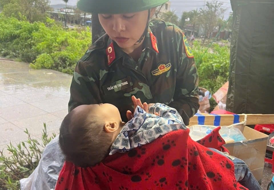 Gia Lai: Tổ Quân y cơ động cứu sống bé 24 tháng tuổi bị ngạt nước trong lũ