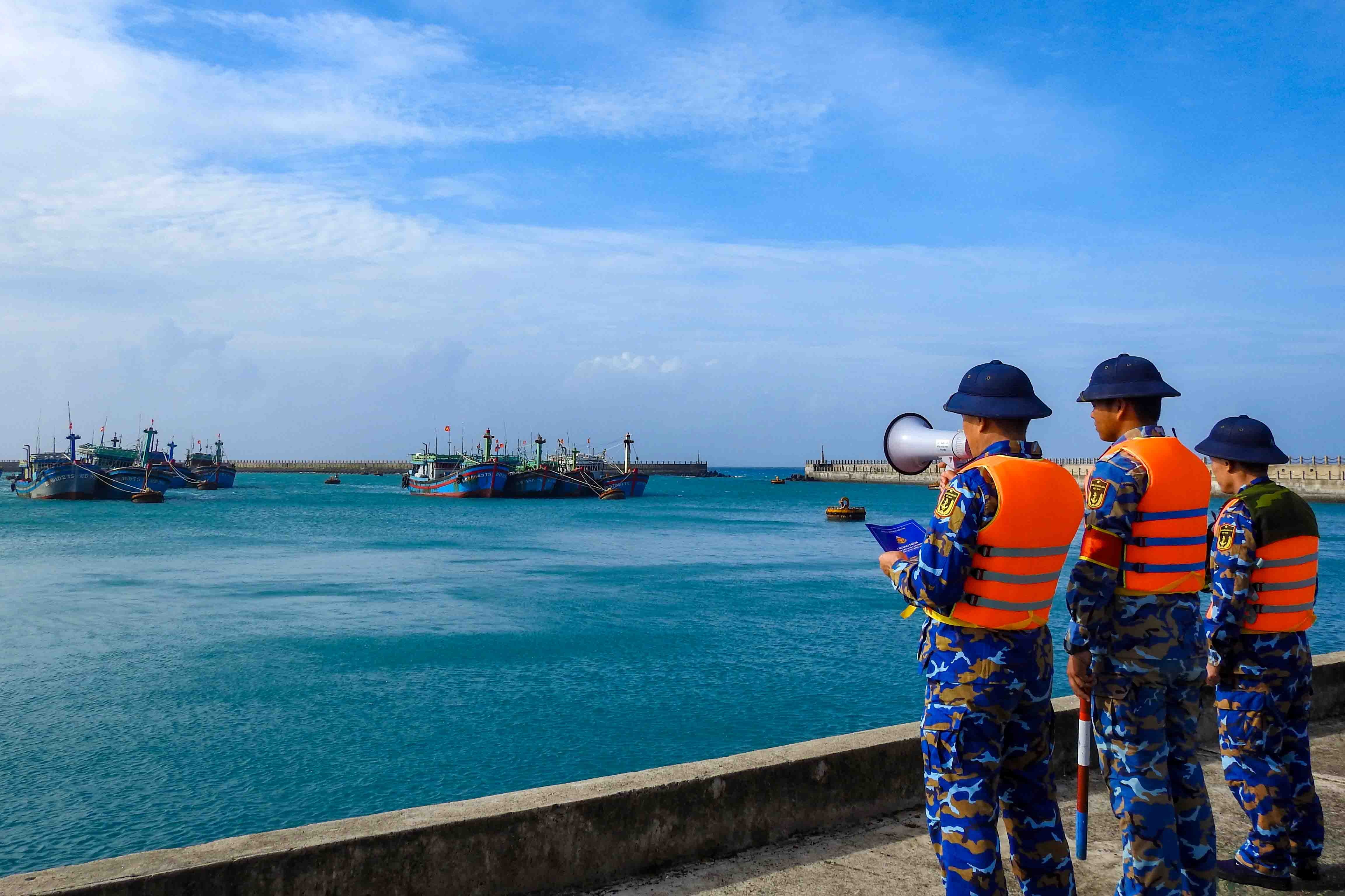 Bộ đội Trường Sa dốc toàn lực hỗ trợ ngư dân tránh trú bão số 15 (Koto)