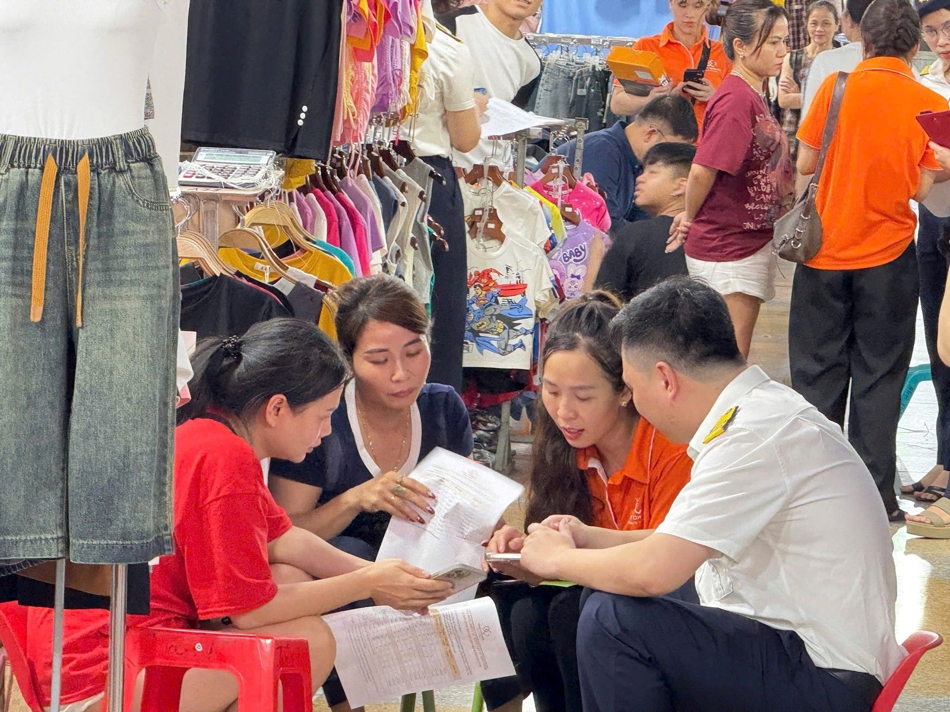 Đề xuất nâng ngưỡng doanh thu chịu thuế của hộ kinh doanh lên trên 500 triệu đồng/năm