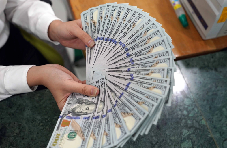 Tỷ giá trên thị trường tự do giảm 131 đồng