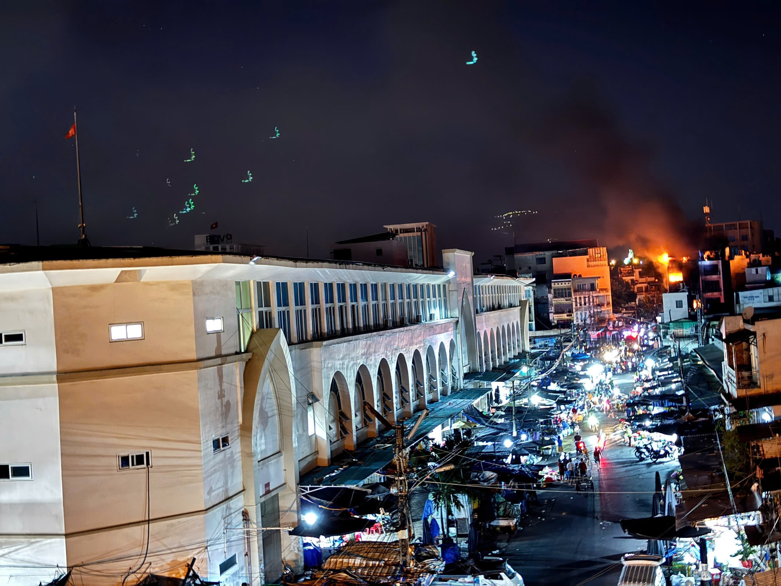 Cháy nhà gần chợ Đầm - Nha Trang, lực lượng phòng cháy chữa cháy khẩn trương dập lửa