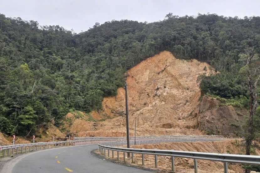 Sạt lở nghiêm trọng trên đèo Khánh Lê và Khánh Sơn, nhiều người thương vong