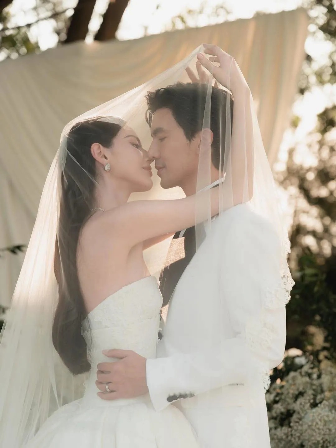 Đám cưới cổ tích của “Ma nữ đẹp nhất Thái Lan” Mai Davika và tài tử hơn 9 tuổi Ter Chantavit