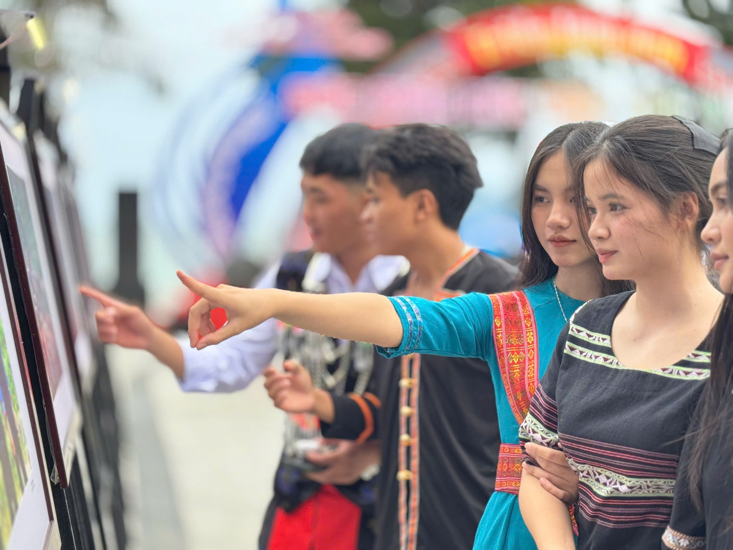 Lễ khai mạc Triển lãm ảnh “Sắc màu các dân tộc Việt Nam” tại Nha Trang: Tôn vinh giá trị văn hóa 54 dân tộc anh em