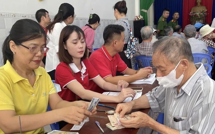 Người dân tại một số địa phương được nhận 3 tháng lương hưu trước Tết Nguyên đán