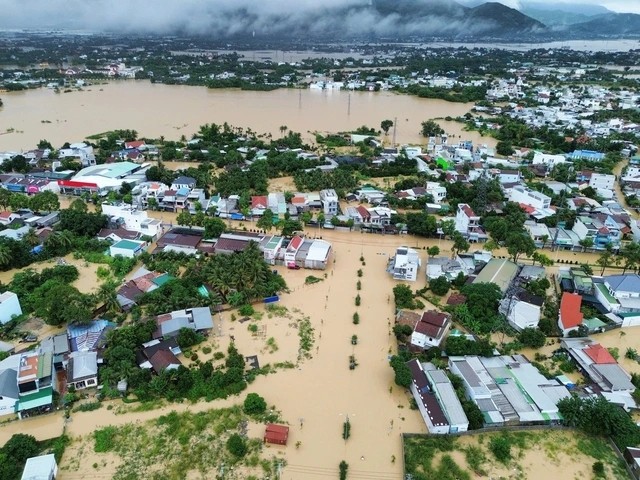 Bộ Nội vụ đề nghị các địa phương quyết chính sách cho người lao động, doanh nghiệp bị ảnh hưởng mưa lũ