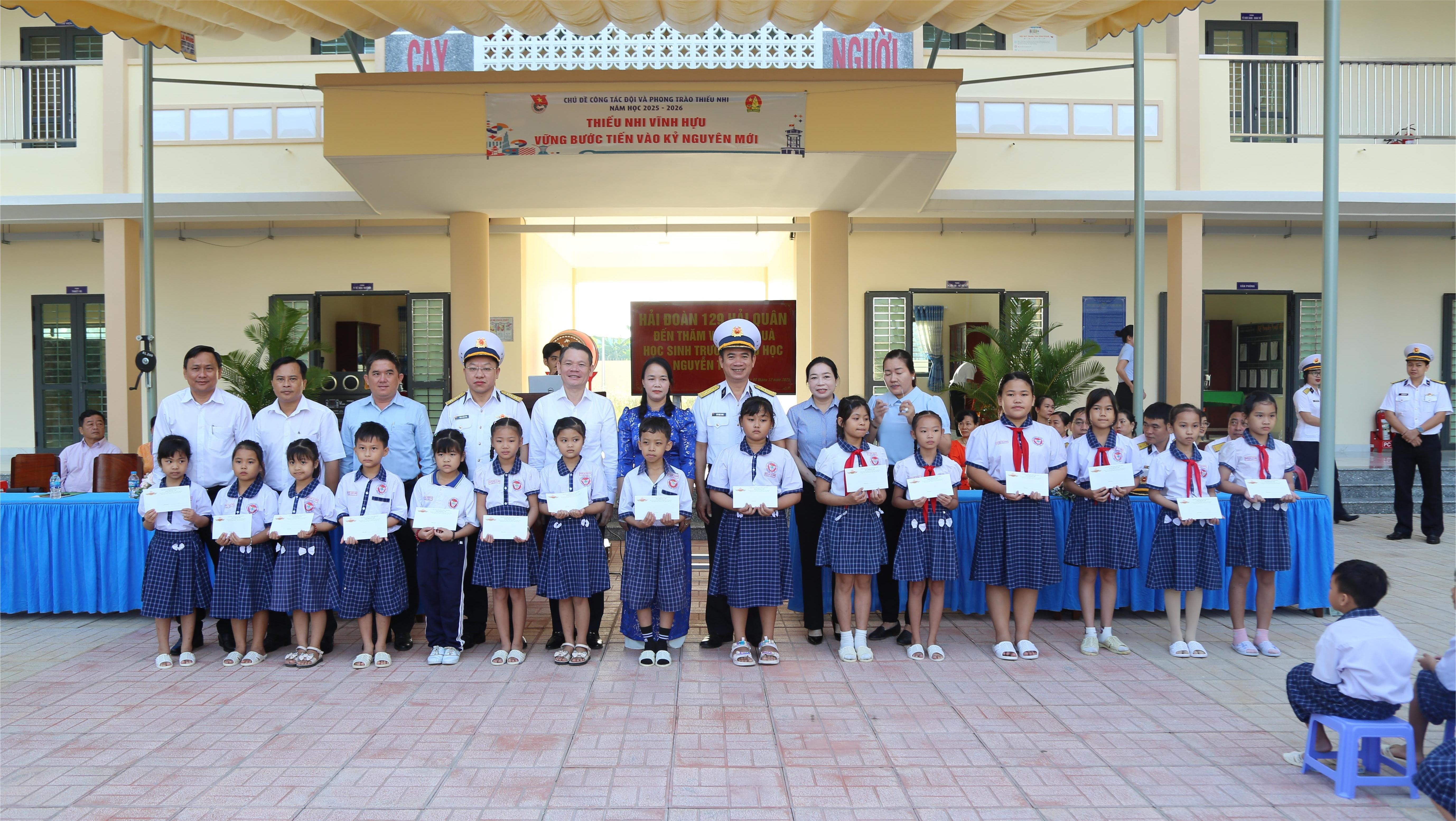 Hải đoàn 129 Hải quân thăm, tặng quà học sinh nghèo vượt khó tại tỉnh Đồng Tháp