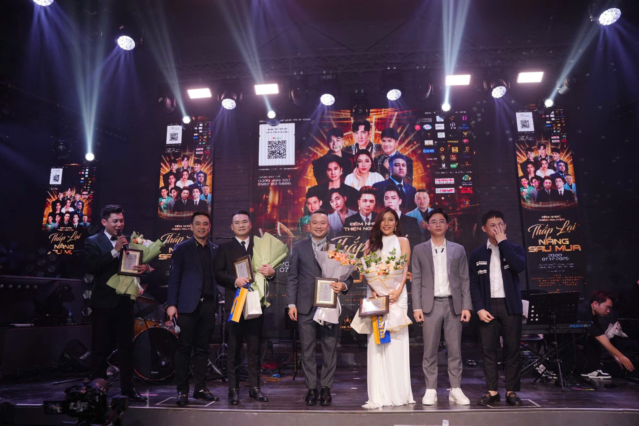 “Thắp lại nắng sau mưa”: Đêm ca nhạc vì những mảnh đời cần yêu thương