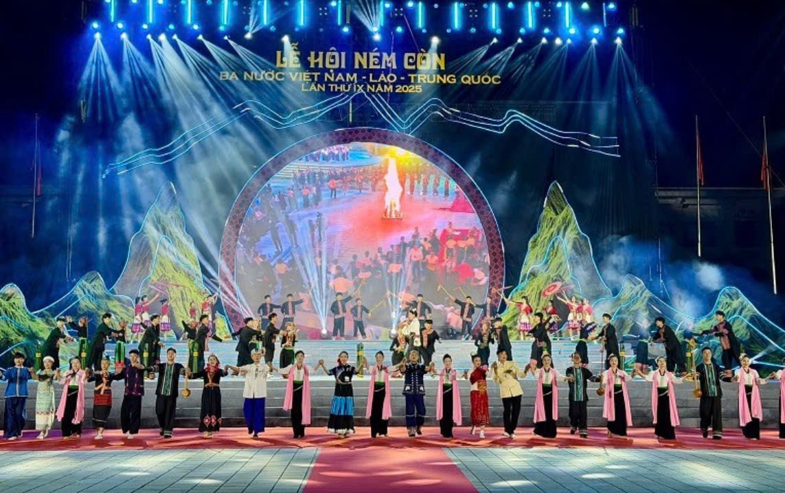 Rực rỡ sắc màu đoàn kết tại Lễ hội ném còn Việt Nam – Lào – Trung Quốc lần thứ 9