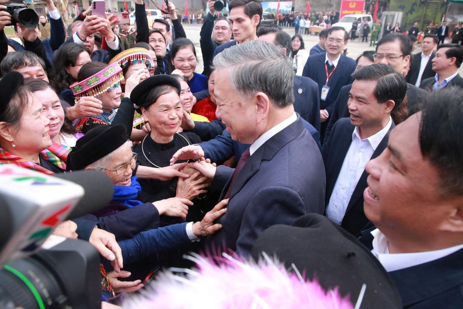 Tổng Bí thư Tô Lâm gặp mặt, nói chuyện với Nhân dân các dân tộc tỉnh Cao Bằng