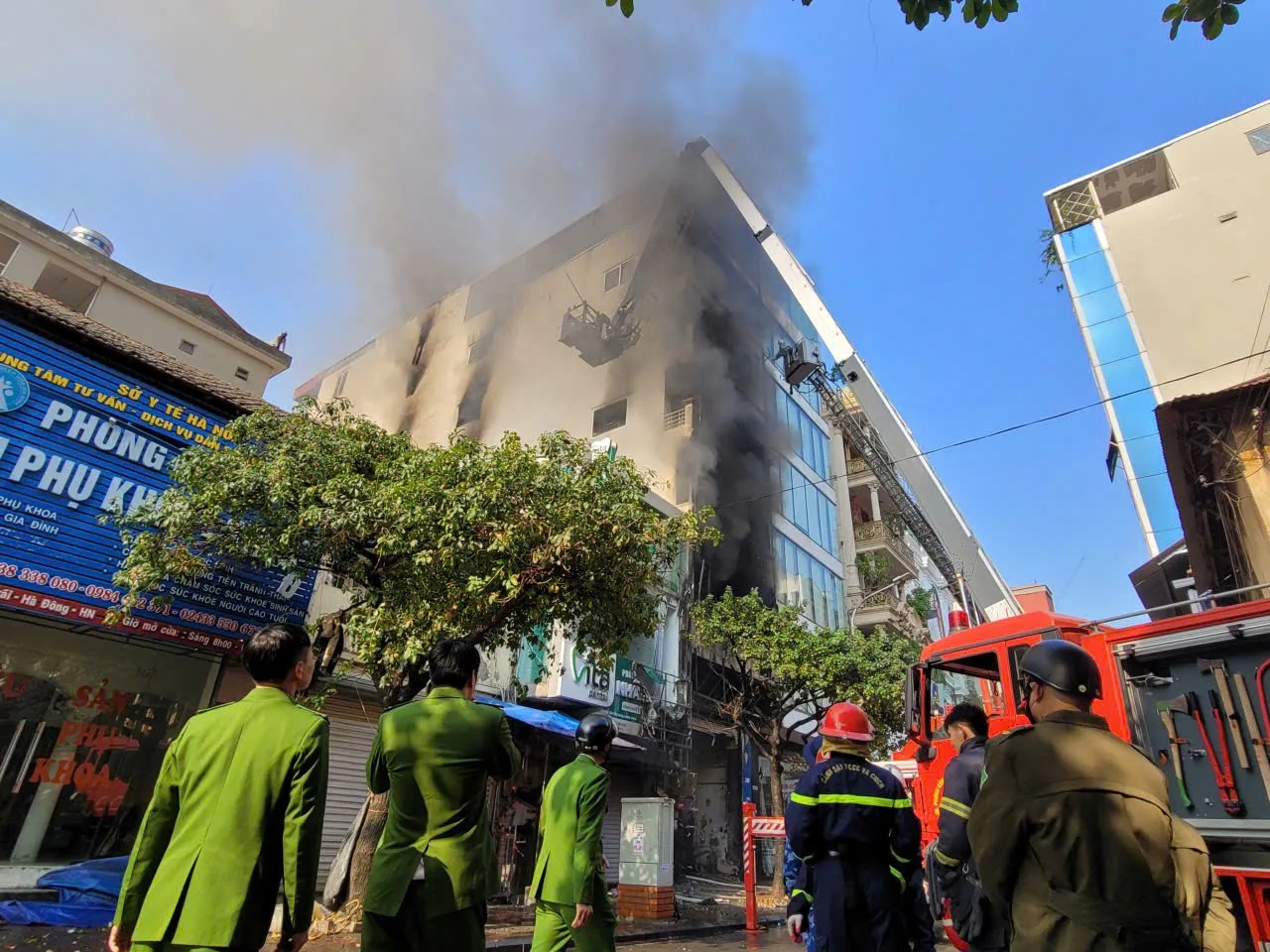 Diễn biến mới nhất vụ cháy nhà ở phố Lê Lợi: 2 nạn nhân được đưa ra khỏi hiện trường