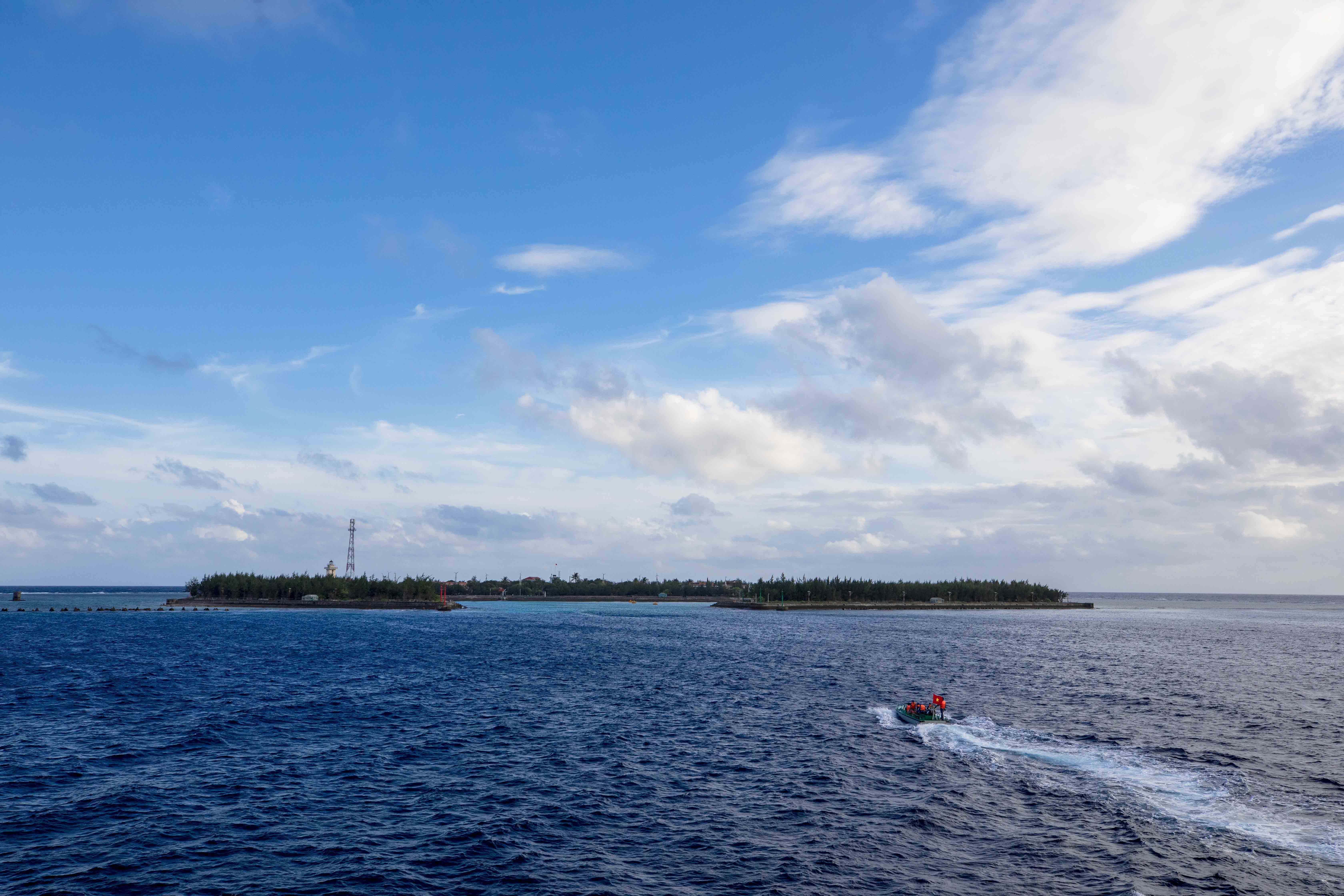 Hoa bàng vuông thức giấc giữa đêm Sinh Tồn