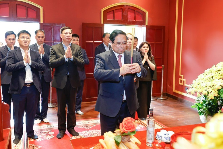 Thủ tướng Phạm Minh Chính dâng hương tại Hoàng thành Thăng Long