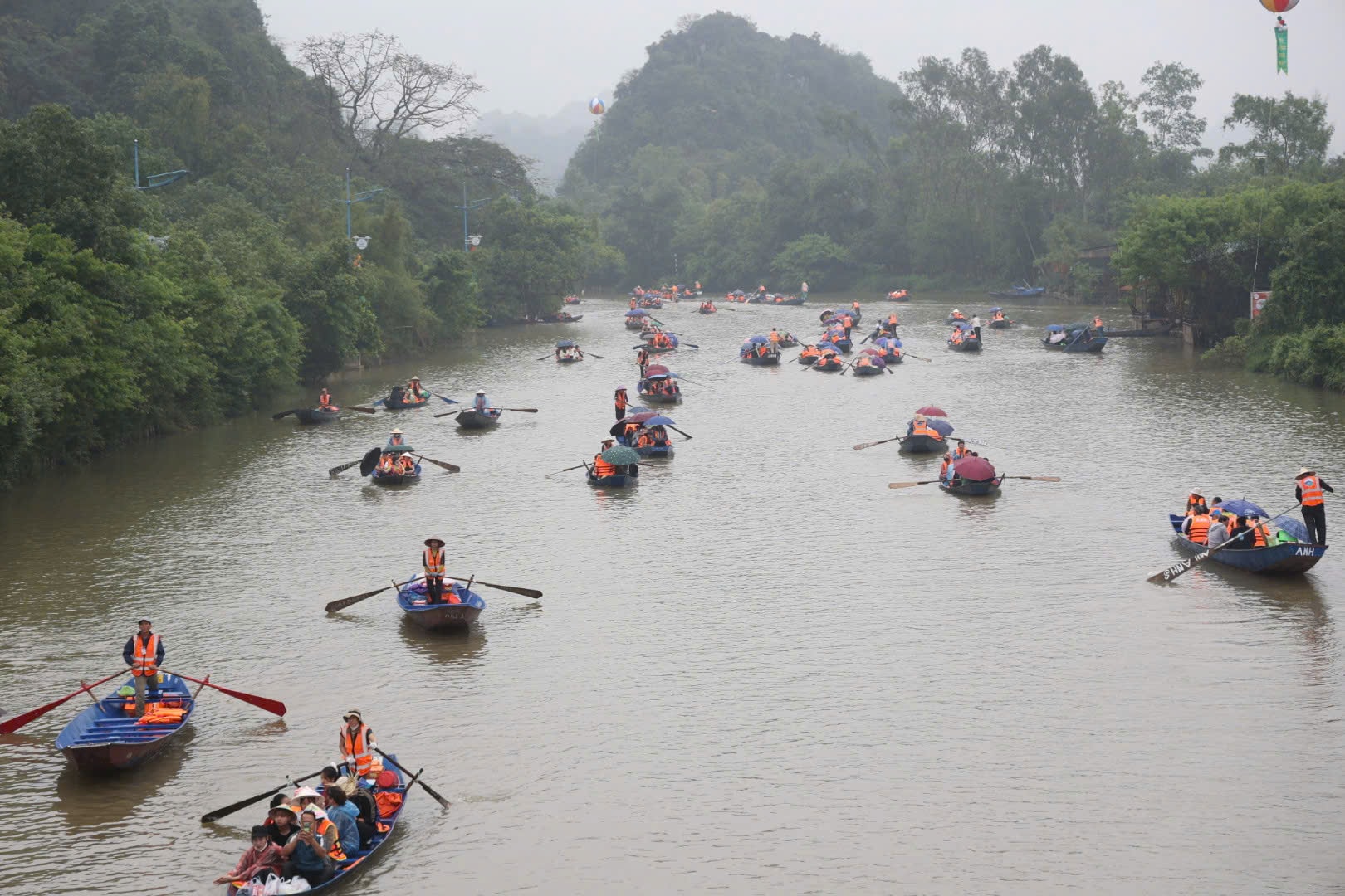Xử phạt 2 lái đò bị tố “chặt chém” khách tại Lễ hội chùa Hương