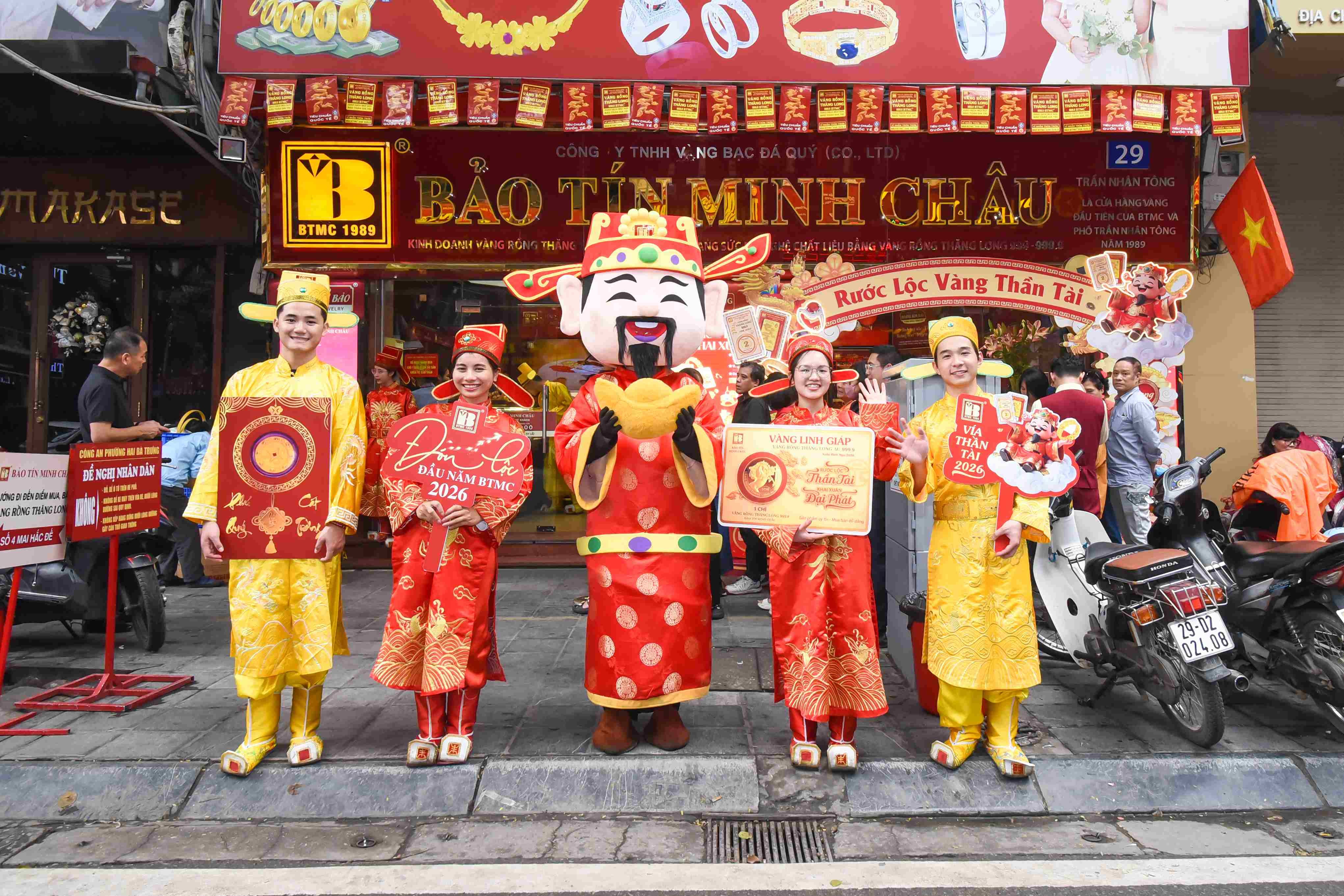 Đội mưa săn lộc đầu năm: Không khí ngày vía Thần Tài tại Thủ đô