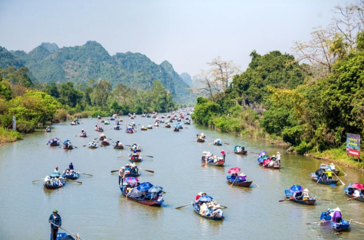 Đình chỉ lái đò bị tố “chặt chém” du khách dự Lễ hội Du lịch Chùa Hương