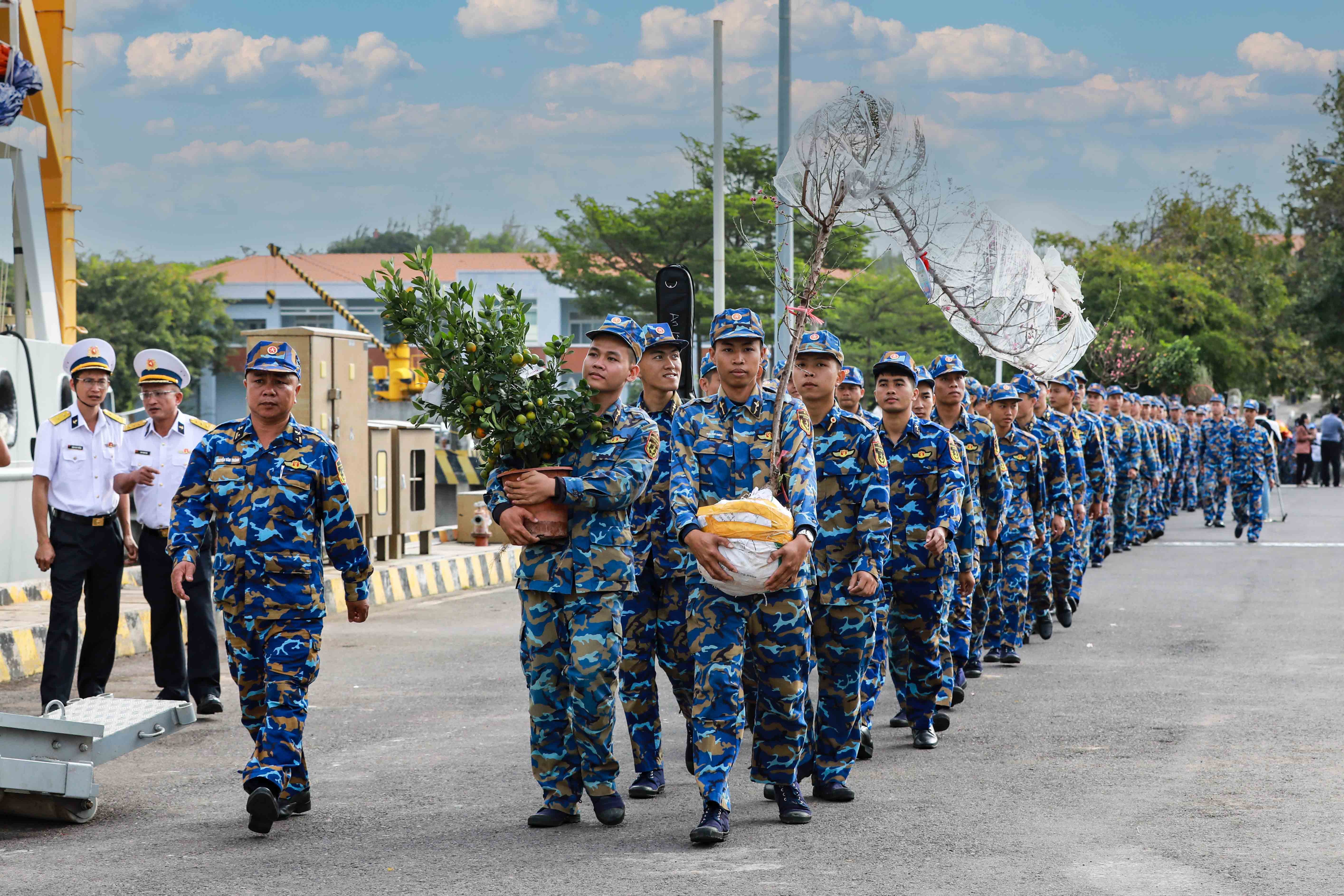 Mang Tết ra Trường Sa