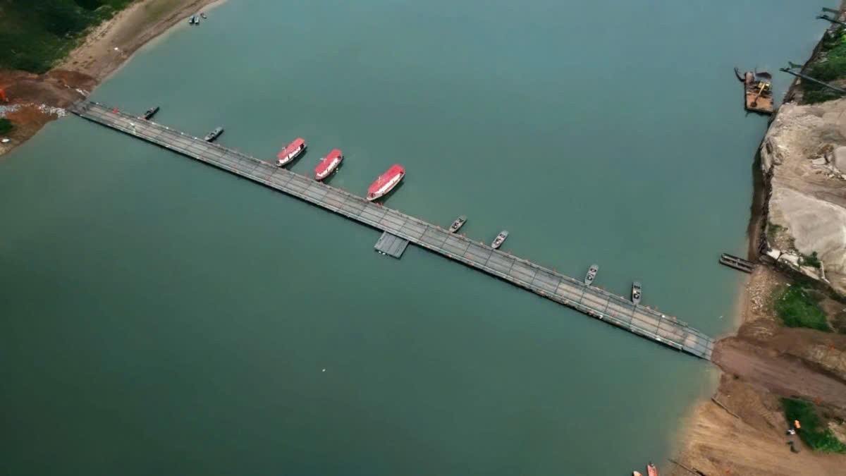 Thông xe cầu phao Đoan Hùng, nối đôi bờ sông Lô lúc trưa 29 Tết Nguyên đánThông xe cầu phao Đoan Hùng, nối đôi bờ sông Lô lúc trưa 29 Tết Nguyên đán