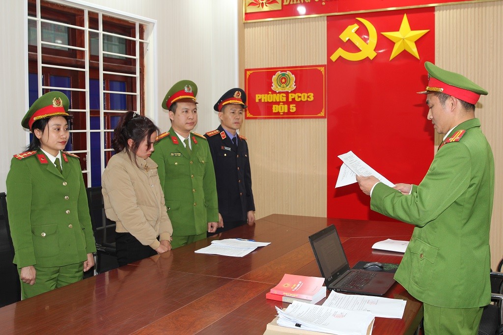 Cảnh sát triệt phá cơ sở sản xuất hơn 60.000 lít giấm giả ở Nghệ An