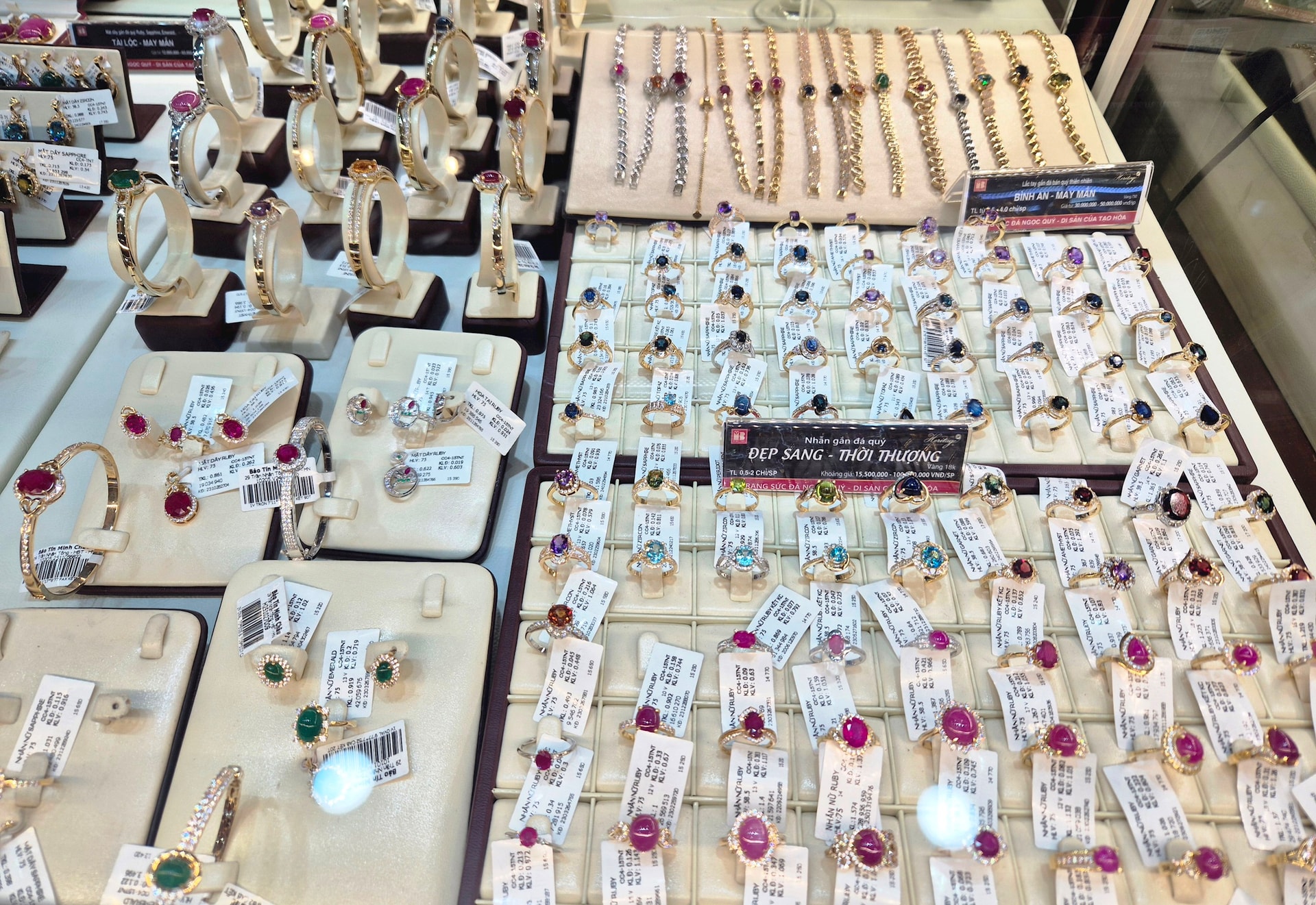 Giá vàng giảm từ mức đỉnh hơn 1 tháng