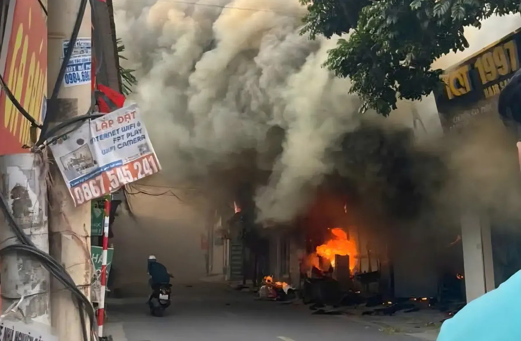 Cháy lớn ở phố Bắc Cầu, phường Bồ Đề