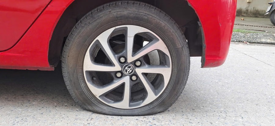 Xác minh thông tin xe ô tô bị chọc thủng 3 lốp tại khu chung cư ở Hà Nội