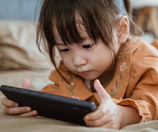 Chuyên gia cảnh báo hệ lụy nếu cấm học sinh sử dụng mạng xã hội