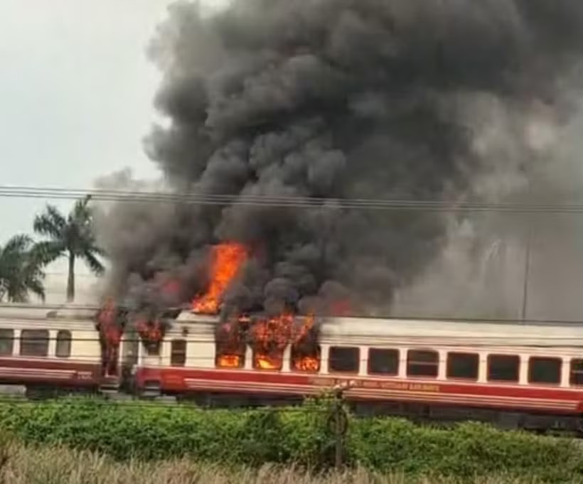 Cháy 2 toa tàu hỏa trên tuyến đường sắt Hà Nội - Hải Phòng