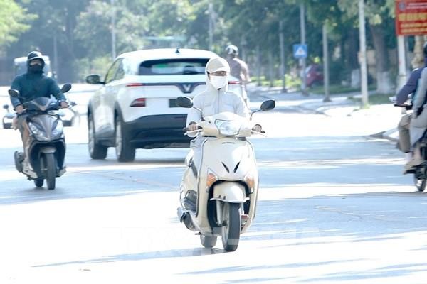 Không khí lạnh tràn về tối 28/4, miền Bắc chuyển mưa dông, trời mát