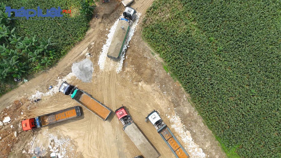 Tập kết cát sỏi trên đất nông nghiệp, xe tải vào 