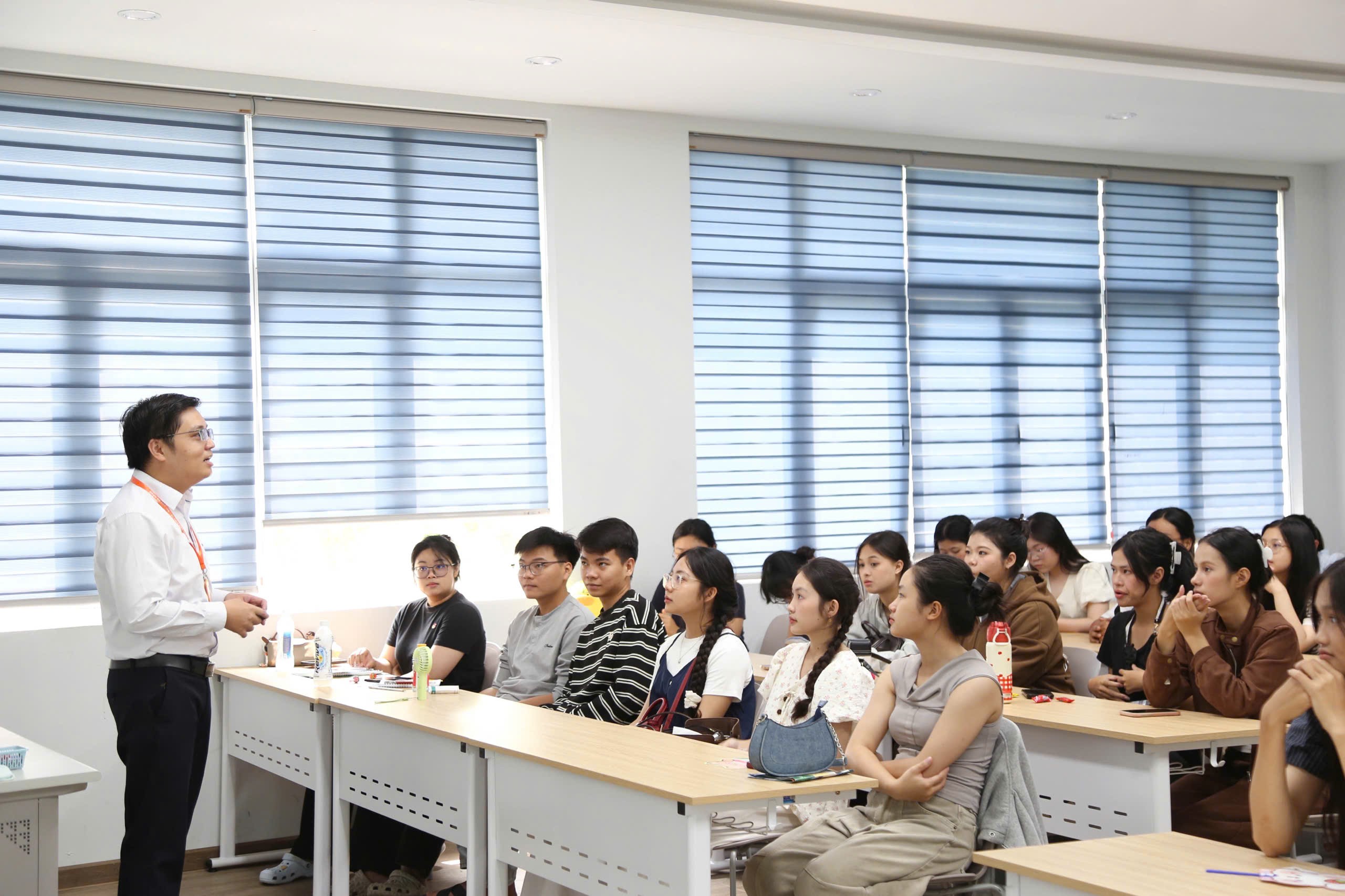 Hàng trăm học sinh Đà Nẵng trải nghiệm thực tế, định hướng ngành học tương lai