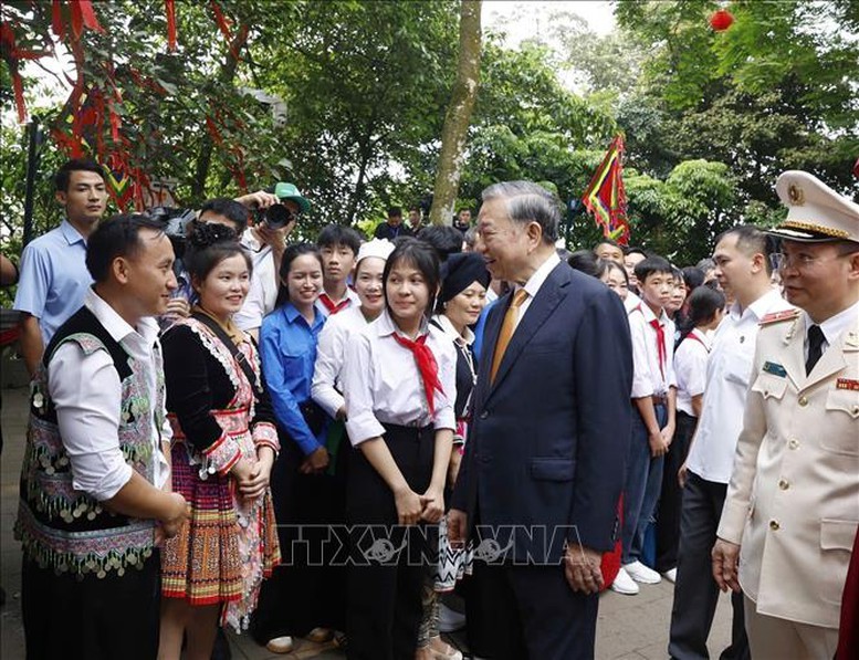 Tổng Bí thư, Chủ tịch nước Tô Lâm gặp gỡ, nói chuyện với bà con tại Đền Hùng