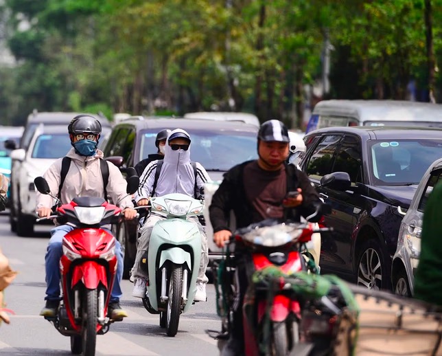 Nắng nóng bao trùm cả nước, nhiệt độ có nơi lên đến 39 độ C