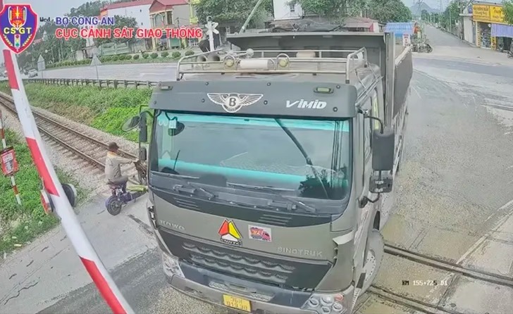 Từ 15/5, ô tô vượt rào chắn đường sắt bị phạt đến 20 triệu đồng