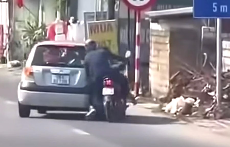 Nhanh chóng xác minh, làm rõ clip xe ô tô chèn ngã người đi xe máy trên quốc lộ ở Thanh Hoá