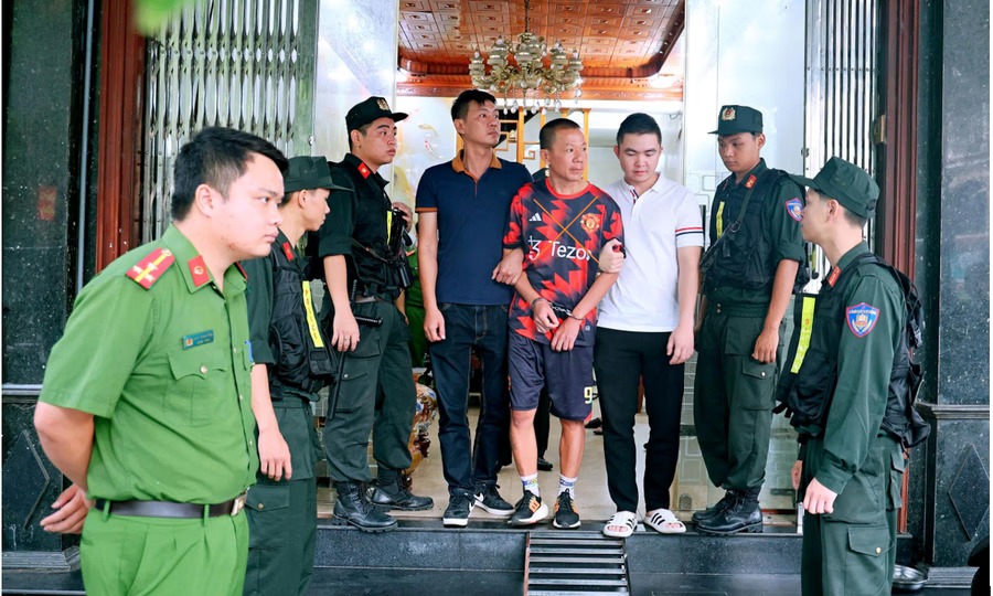 Bắt giữ đối tượng côn đồ cộm cán trong đường dây cá độ bóng đá 1.200 tỷ đồng ở Ninh Bình