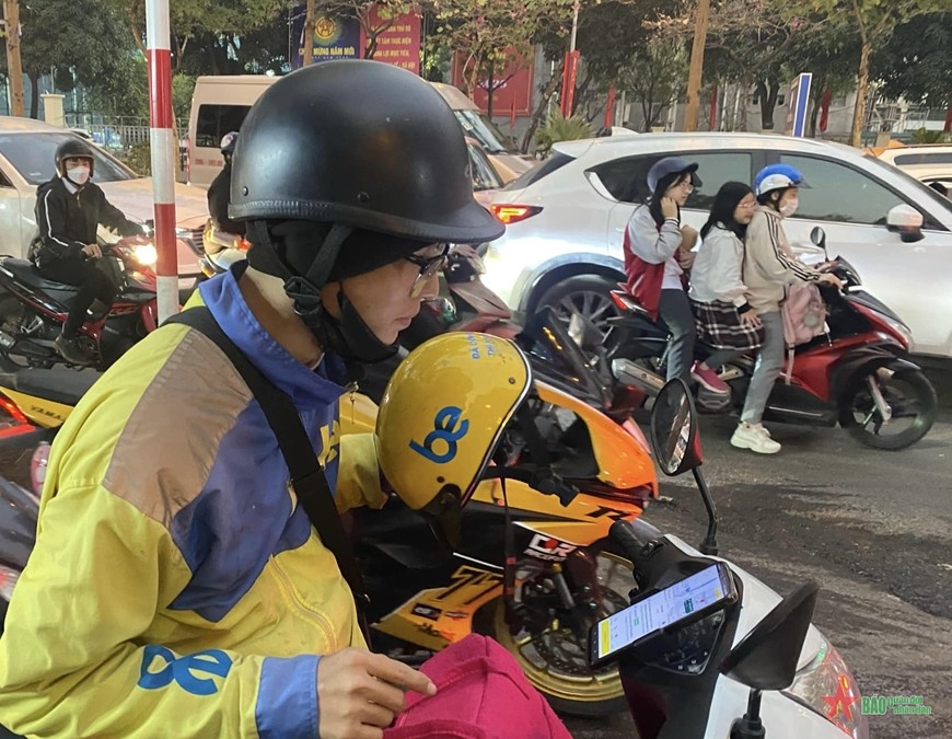Xe ôm công nghệ chạy xe xăng chưa bị cấm vào vùng lõi Hoàn Kiếm từ 1/7