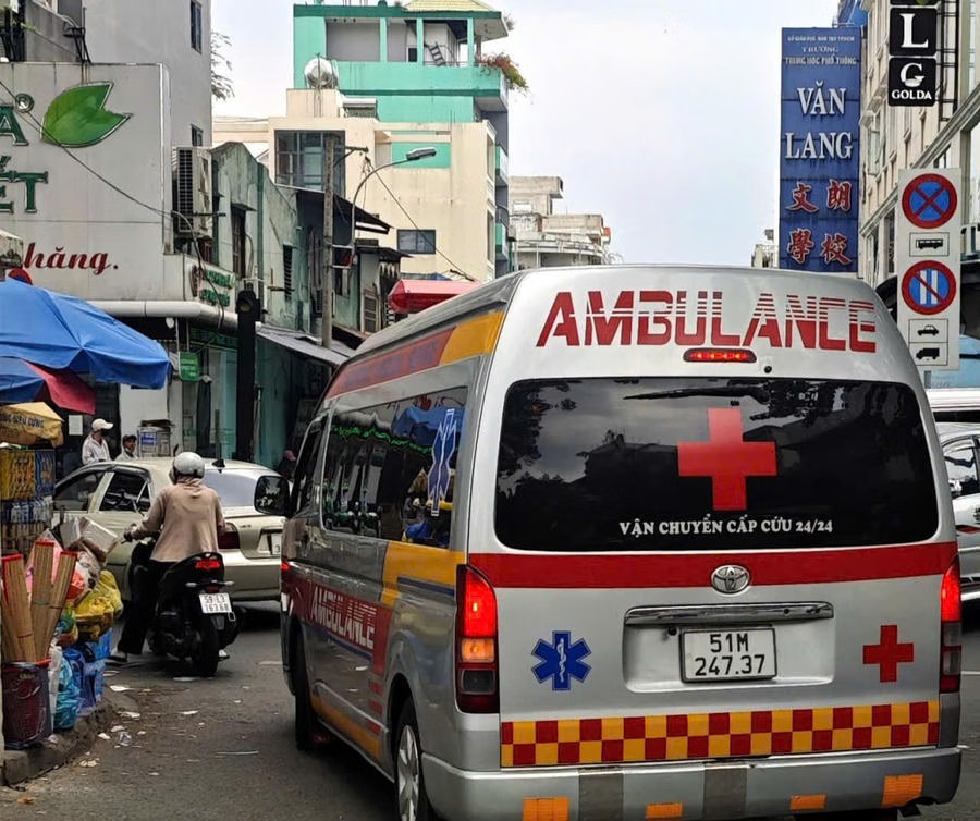 “Ma trận” xe cứu thương “dỏm” bủa vây Bệnh viện Chợ Rẫy