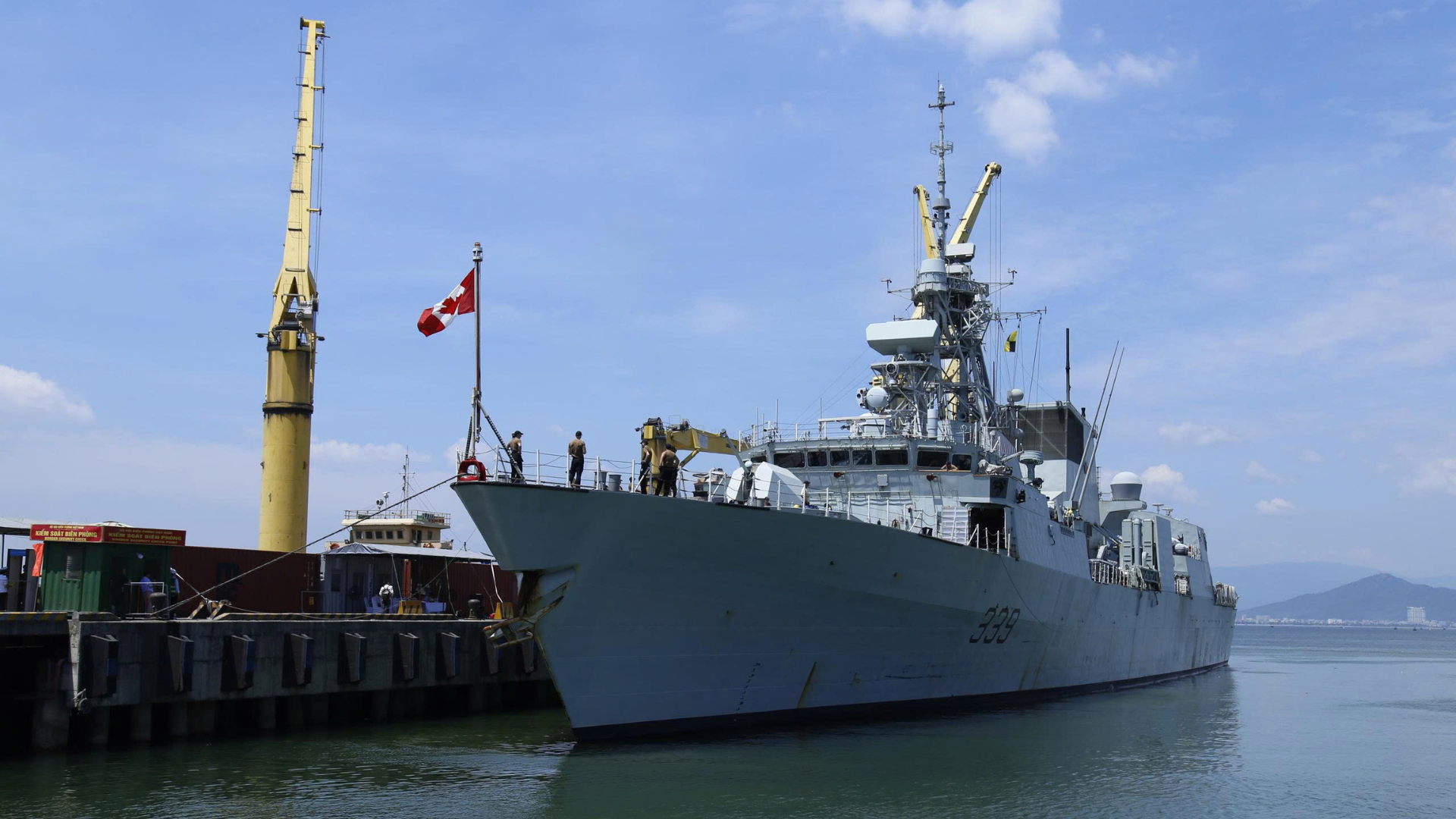Tàu Hải quân Hoàng gia Canada cập cảng Tiên Sa, thăm hữu nghị thành phố Đà Nẵng