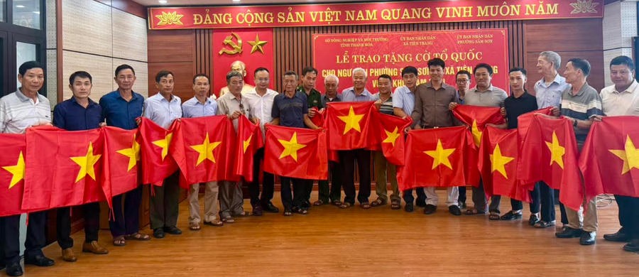 Thanh Hóa: Tặng 3.000 lá cờ Tổ quốc cho ngư dân bám biển