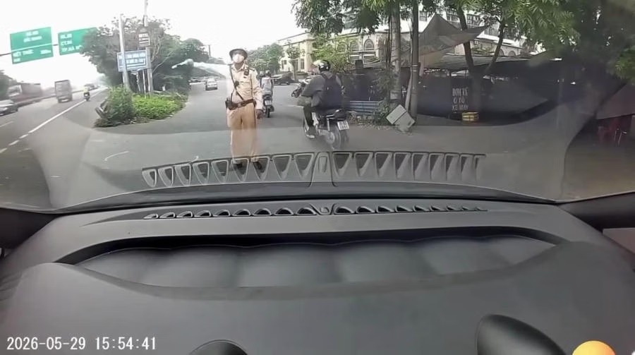 Công an Hà Nội thông tin vụ người tự nhận là thầy dạy lái xe tranh cãi với CSGT