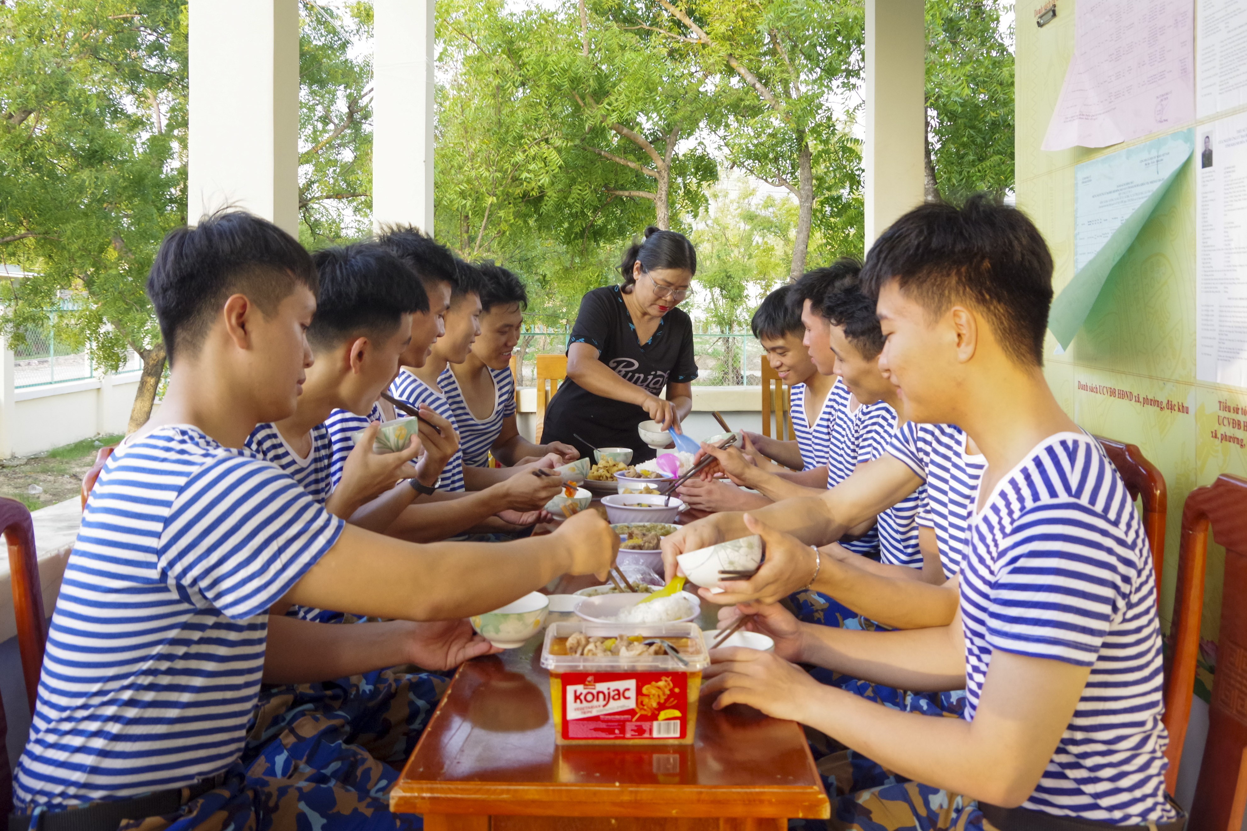 Ấm tình quân dân từ những bữa cơm quê