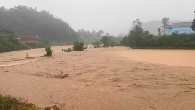Mưa lũ gây thiệt hại nặng tại Sơn La và Điện Biên, nhiều nhà dân sập đổ, giao thông chia cắt