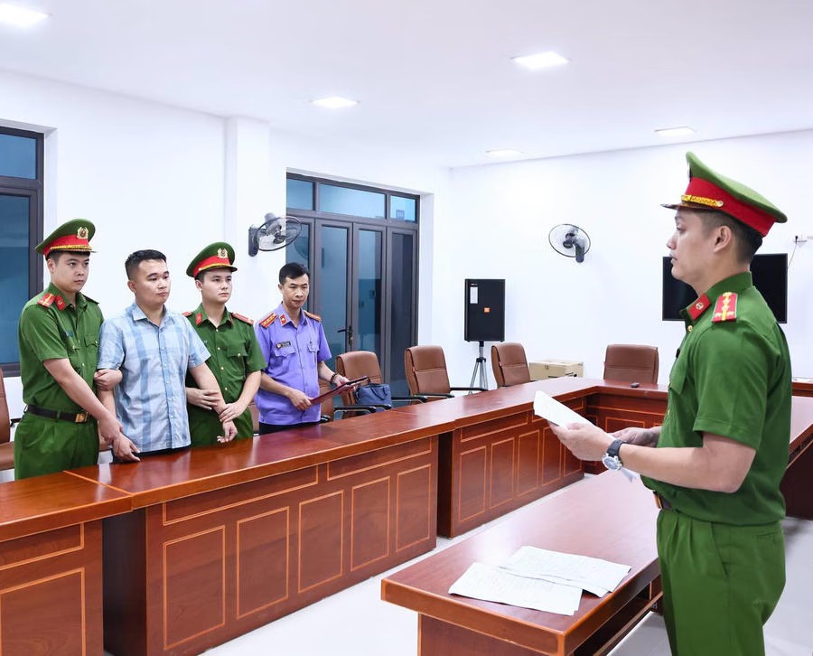 Diễn biến mới nhất vụ điểm thi Toán cao bất thường ở Tuyên Quang: Một thầy giáo 9X bị giữ khẩn cấp!