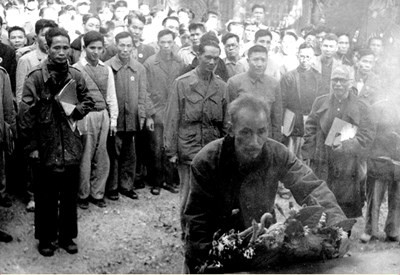 Chủ tịch Hồ Chí Minh với thương binh, liệt sĩ và người có công với cách mạng